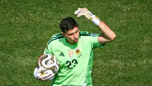 Emiliano Martinez Pecahkan Rekor Penyelamatan Saat Argentina Hadapi Spanyol di Final Piala Dunia