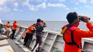 KRI Marlin-877 Mengevakuasi 52 Korban Kapal Tenggelam KLM Nurul Salsa 01