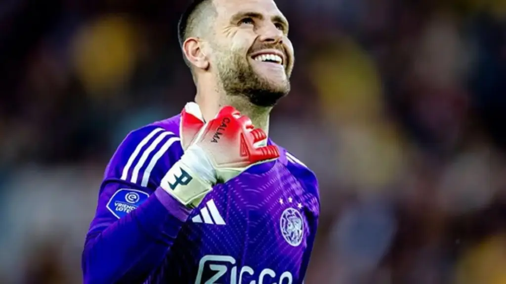 Nasib Maarten Paes di Ajax