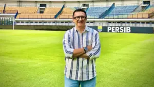 Profil Iskandar Kunaefi, Dari Persib ke POS Indonesia