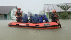Banjir Terjang Kota Padang, BPBD dan BNPB Turunkan Perahu Evakuasi Korban Terjebak
